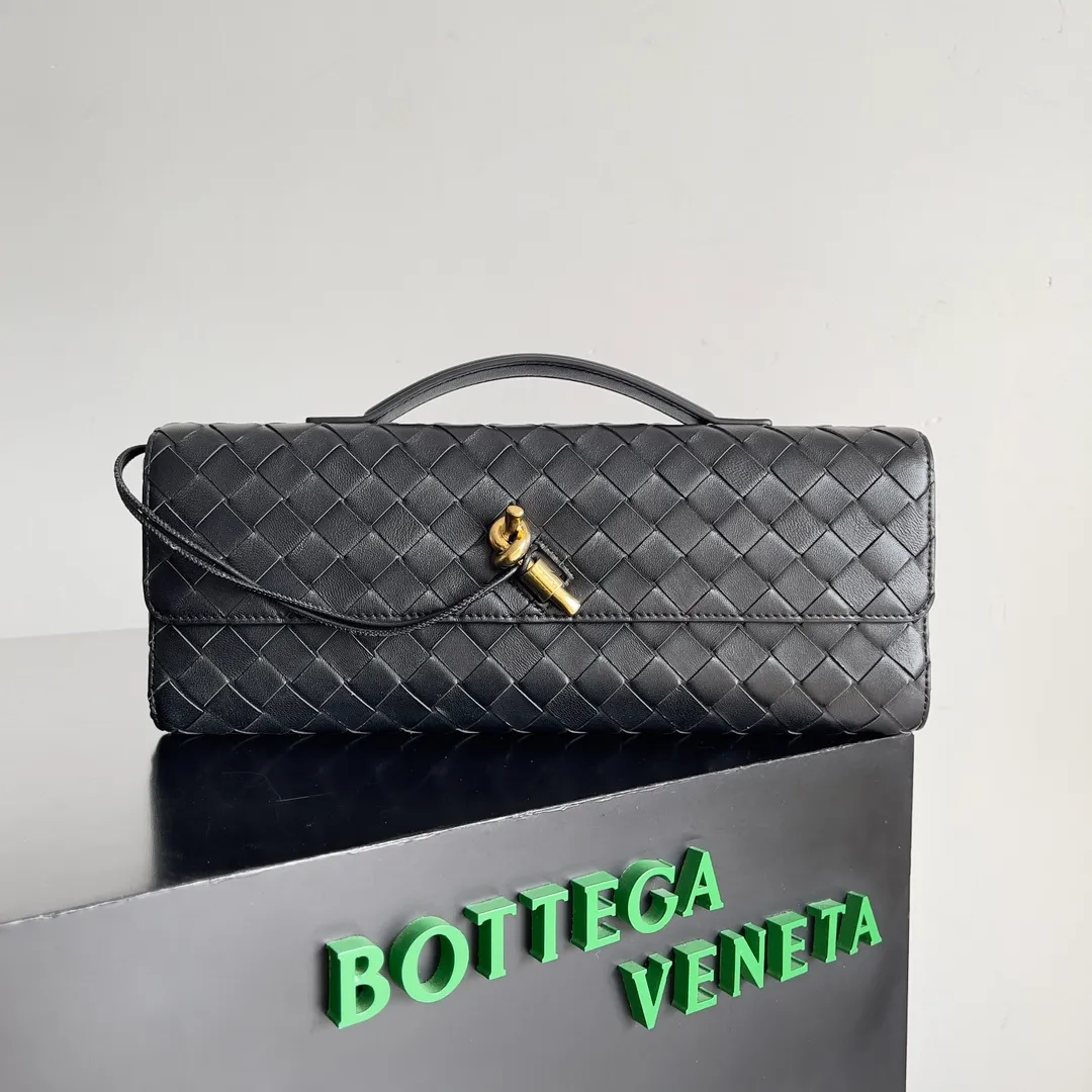 The batch of 1360 BV Andiamo evening handbags has been heavily planted again~ The designer aesthetics in the era of economic downturn are back. I fall in love with it at first sight and can't put it down. It's so beautiful and full of aura. The shape and texture are very competitive. It's light in weight and has sufficient capacity. It's a must-have for fashionistas. It's suitable for many occasions, minimalist, high-end and light luxury. Model No.: 741511 Size: 31*13*3cm